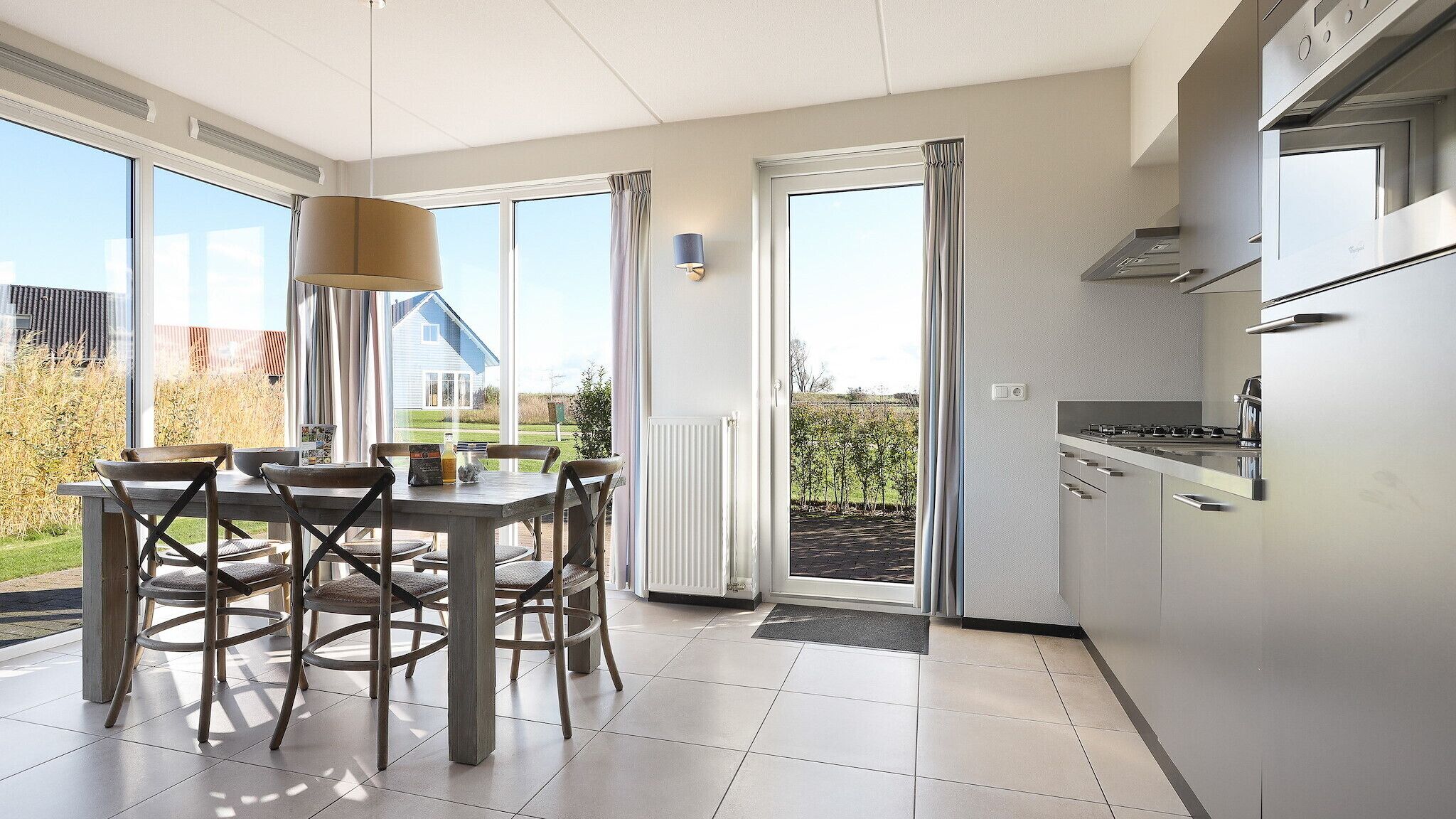 Réfrigérateur, four, cafetière/bouilloire, bouilloire électrique