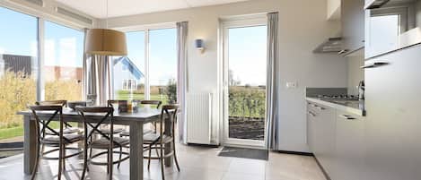 Fridge, oven, coffee/tea maker, electric kettle