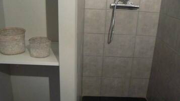 Douche, sèche-cheveux, serviettes fournies, papier toilette