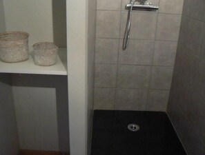 تجهيزات دش، مجففات شعر، مناشف، ورق حمّام
