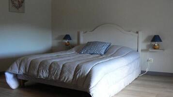 2 bedrooms, iron/ironing board, WiFi, bed sheets