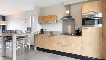 Een koelkast, een oven, een vaatwasser, een koffiezetapparaat/waterkoker