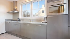 Kjøleskap, ovn, oppvaskmaskin og kaffetrakter/tekoker