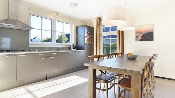 Fridge, oven, dishwasher, coffee/tea maker - Detached holiday home with 4 bedrooms and 2 bathrooms (Nieuwvliet)