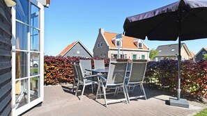 Outdoor dining - Detached holiday home with 4 bedrooms and 2 bathrooms (Nieuwvliet)