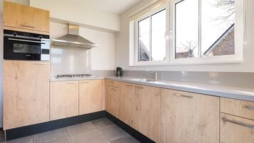 Køleskab, ovn, opvaskemaskine, kaffe-/temaskine