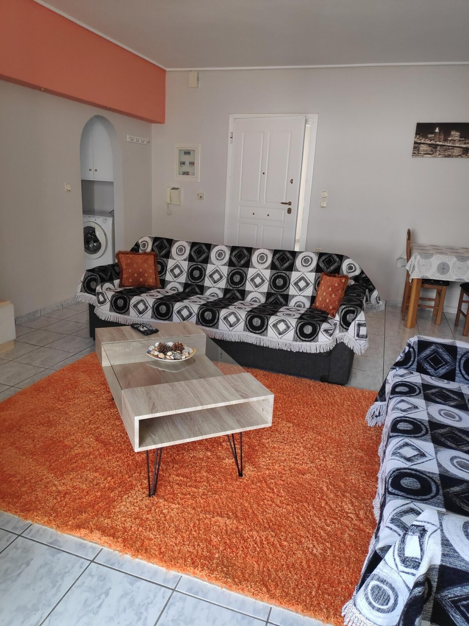 Un salon comprenant un canapé, une table basse et un coin repas avec une table et des chaises.