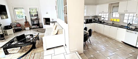 House | 3 bedrooms, desk