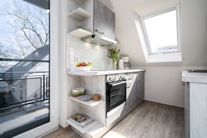 Frigorífico, horno, placa de cocina y lavavajillas