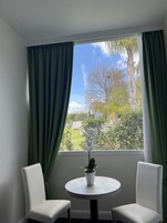 Escritorio, sistema de insonorización, wifi gratis y ropa de cama 