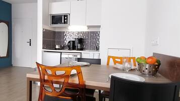 Estudio Confort | Cocina privada | Microondas, parrilla de estufa, cafetera de espresso y tetera eléctrica