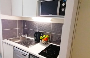 Studio | Eget kök | Mikrovågsugn, spishäll, espressobryggare och vattenkokare