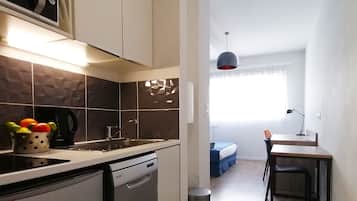 Microondas, parrilla de estufa, cafetera de espresso y tetera eléctrica