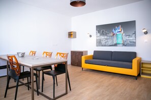 Deluxe appartement | Privékeuken | Een microgolfoven, een kookplaat, een espressoapparaat, een waterkoker