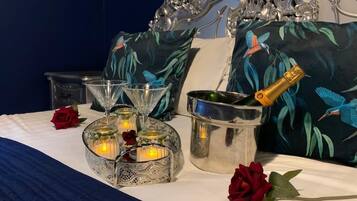 Deluxe Double Room, 1 Katil Kelamin (Double) | Dihias secara berasingan, dilengkapkan perabot secara berasingan