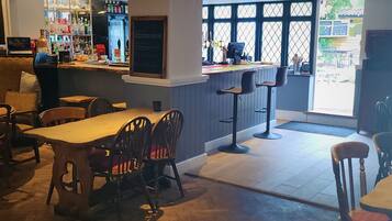 Serves breakfast, lunch and dinner