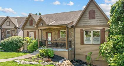 Walk to Pool! Hot Tub, Kayaks, Pool Table!