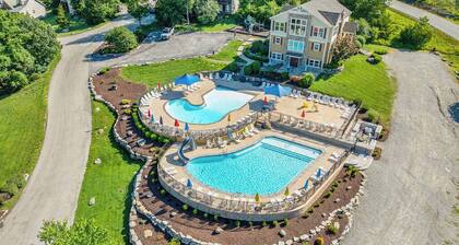 Walk to Pool! Hot Tub, Kayaks, Pool Table!