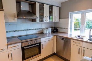 Fridge, oven, stovetop, dishwasher - Backbord - Kaminofen, Grill, Dusche, Abgelegen, Strandnah, Terrasse, Parkplatz (Steinbergkirche)