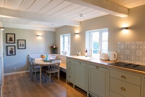 Een koelkast, een oven, een kookplaat, een vaatwasser