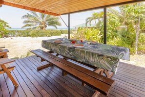 Outdoor dining - Bungalow Hiana - vue Lagon Avec Plage Privée (Moorea)
