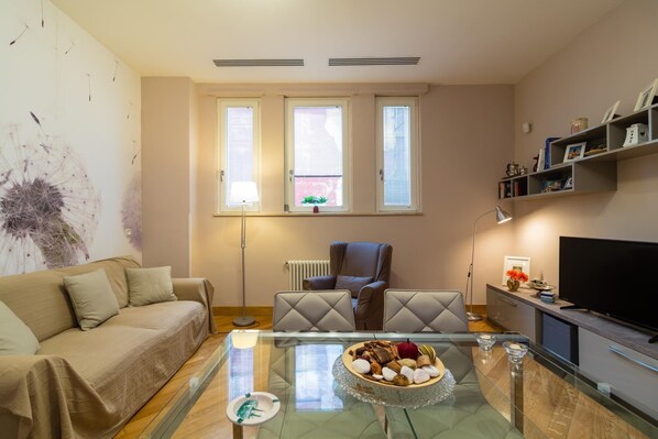 1 bedroom - Elegant Flat at Municipio by Napoliapartments (Naples)