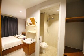 Shower, pancuran hujan, handuk, dan sabun
