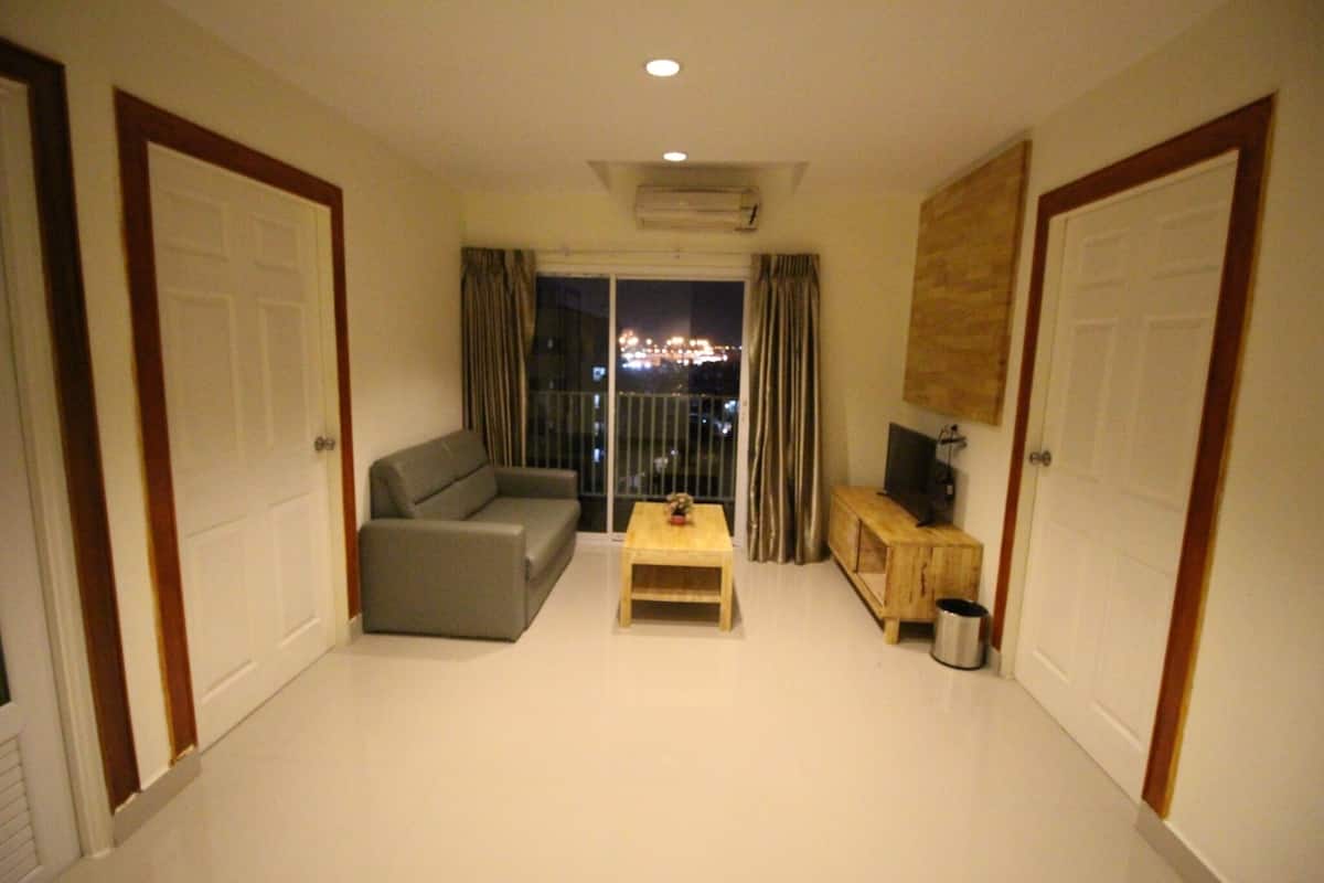 Basic Suite, Multiple Beds, Non Smoking | Free WiFi, bed sheets