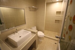 Basic-Suite, Mehrere Betten, Nichtraucher | Badezimmer | Dusche, Regendusche, Handtücher, Seife