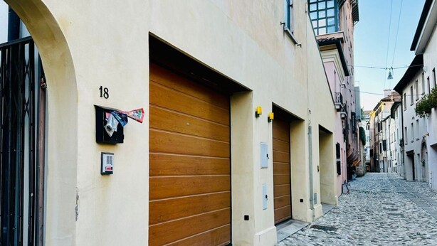 A narrow cobblestone street with buildings on either side. - San Pancrazio Home - Treviso (Treviso)