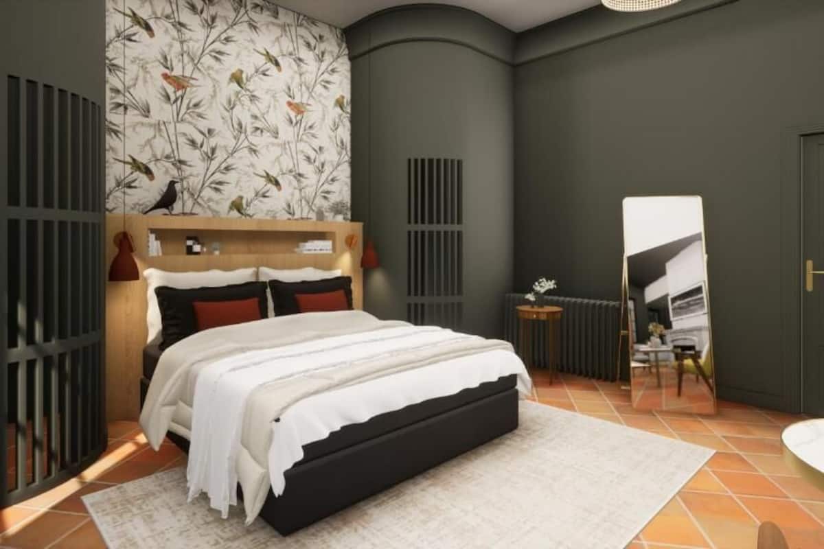 Een slaapkamer met een bed, een spiegel, een radiator en een klein tafeltje.