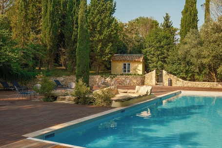 Una piscina al aire libre de temporada, sillones reclinables de piscina. Le Domaine de Camboyer - The Originals Collection