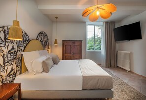 标准双人房或双床房 | 高档床上用品、客房内保险箱、特色装修、特色家居