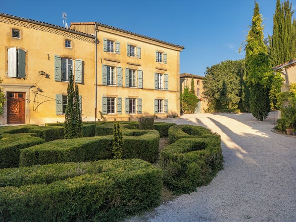 Front of property - Le Domaine de Camboyer - The Originals Collection (Montferrand)