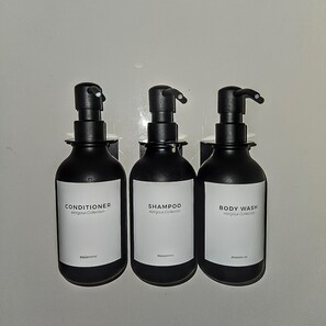 Shower, towels, soap, shampoo - ☆Beach Access☆
☆Mall 3m Away☆
☆Free Wifi☆
☆Stocked Kitchen☆
☆Washer/Dryer☆ (Jacksonville)