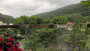 A view of a mountainous landscape with lush greenery and a cloudy sky. - Sunny Homestay Quy Nhon (Quy Nhon Nam)