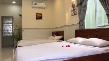 Family Room, Mountain View | Desk, laptop workspace, iron/ironing board, free WiFi