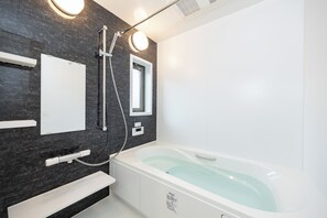 Familienapartment, Nichtraucher (Stella Court 301) | Badezimmer | Kostenlose Toilettenartikel, Haartrockner, Hausschuhe