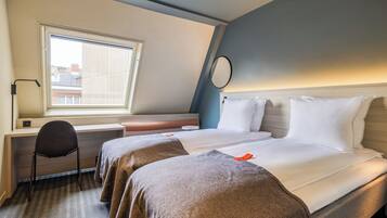 Chambre avec lits jumeaux | 1 chambre, bureau, espace de travail pour ordinateur portable