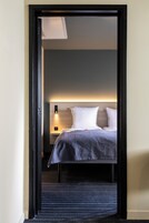 Escritorio, espacio para trabajar con laptop y wifi gratis 