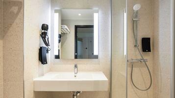 Douche, douche à « effet pluie », sèche-cheveux, serviettes fournies