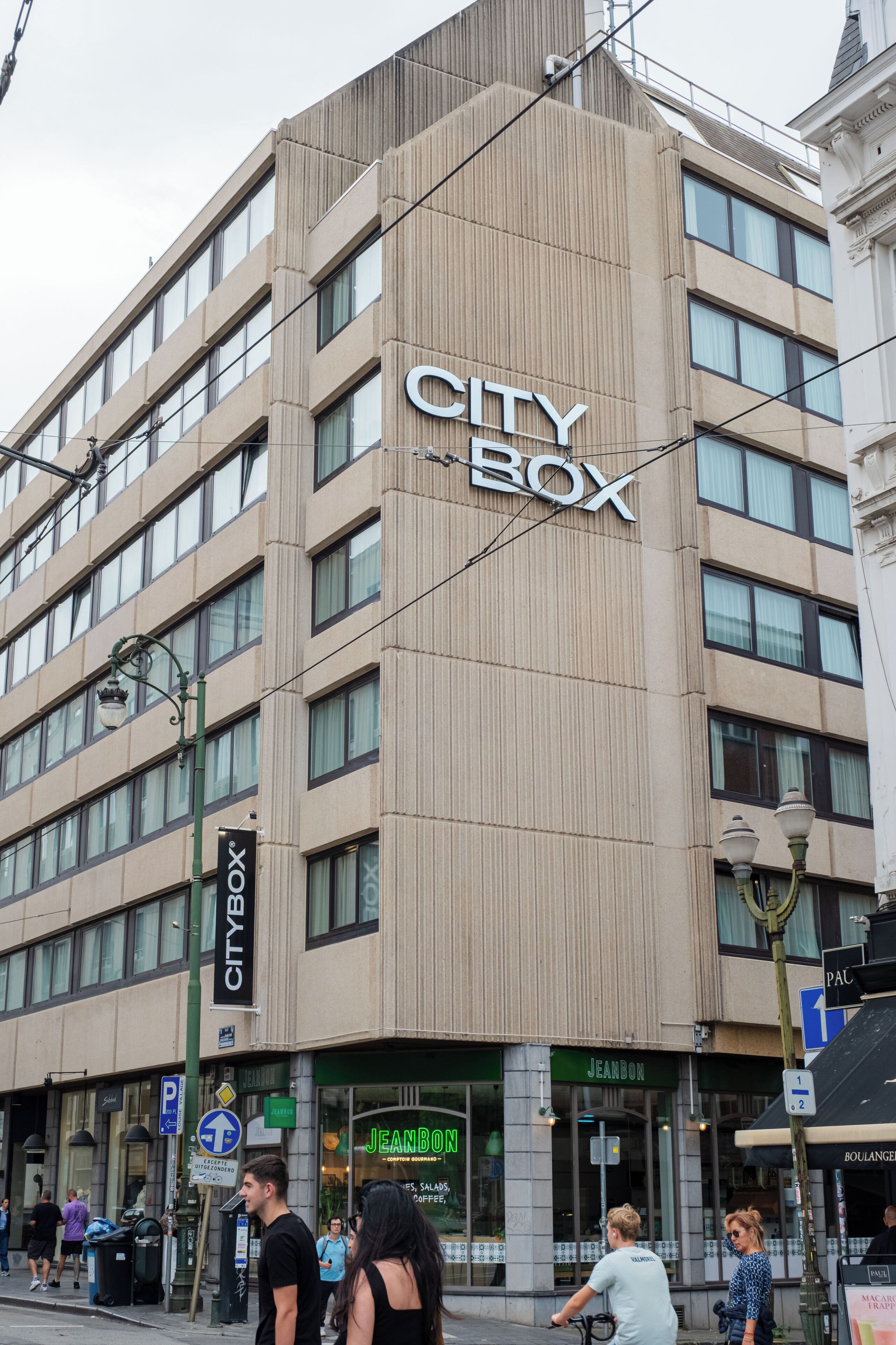 Un immeuble à plusieurs étages dont la façade est ornée d’une grande enseigne indiquant « CITY BOX ».
