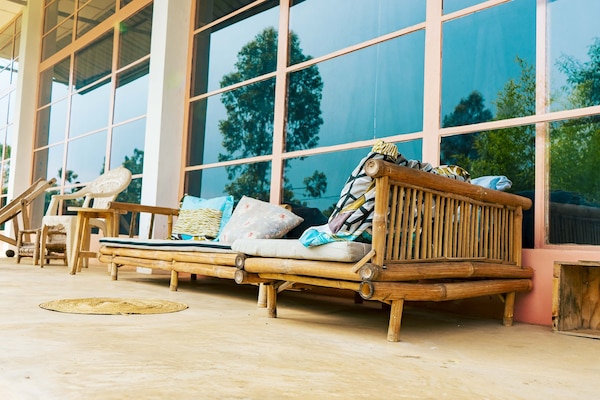 Leilighet – standard, 2 soverom, balkong, hageutsikt | Oppholdsområde | En 45-tommers Flatskjerm-TV med digitale kanaler samt leker og filmkjøp