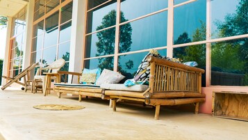 Apartamento standard, 2 quartos, sacada, vista para o jardim | Área de estar | TV de tela plana 45 polegadas com canais digitais, brinquedos