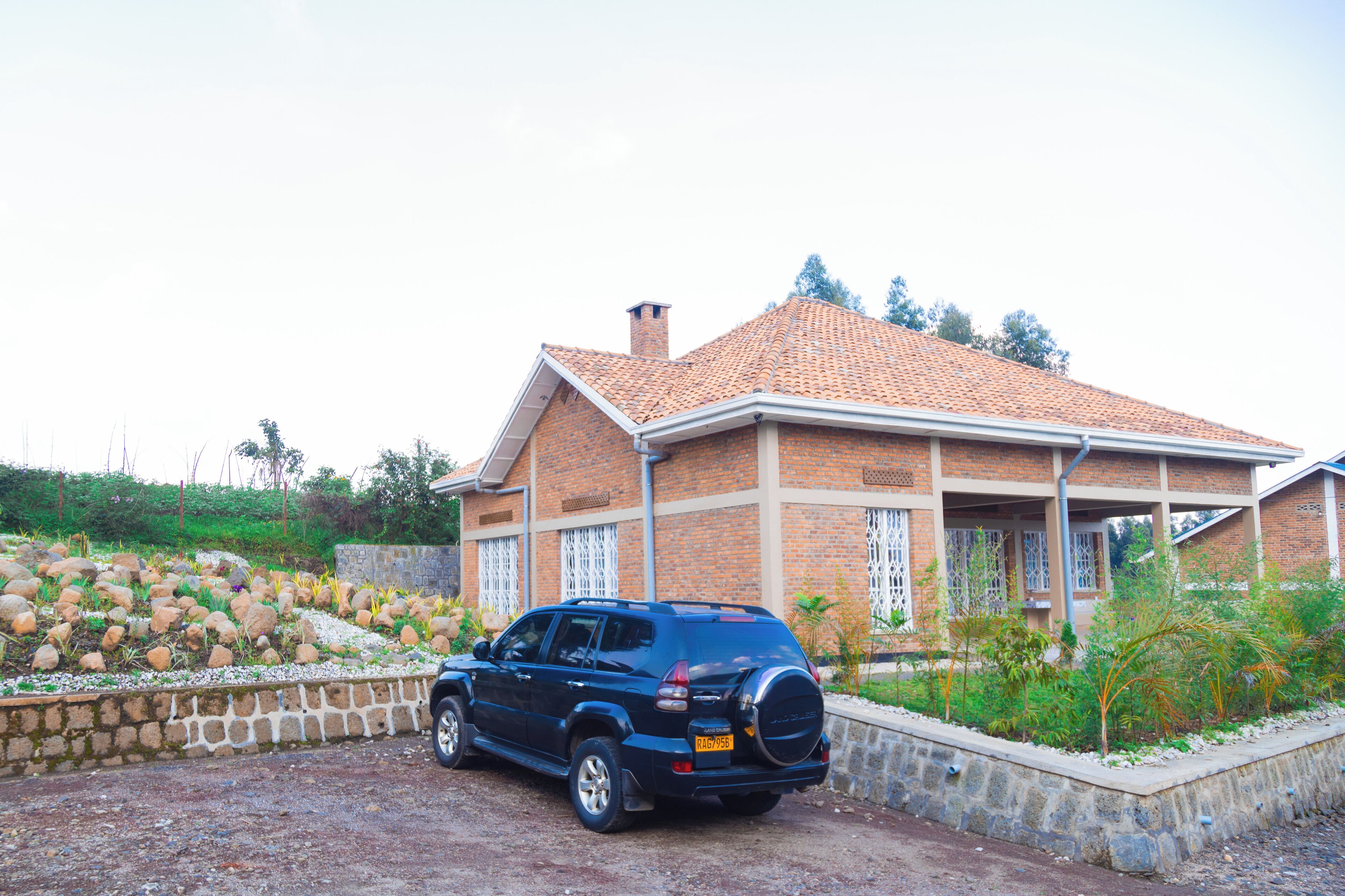 Una casa con fachada de ladrillo y techo de tejas.