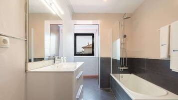 Shower, hair dryer, towels, shampoo