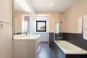 Shower, hair dryer, towels, shampoo - Charming Spacious Duplex House by HostWise (São Mamede de Infesta)