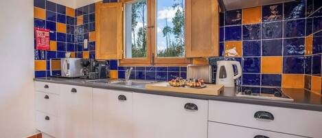 Køleskab, mikrobølgeovn, kogeplade, kaffe-/temaskine