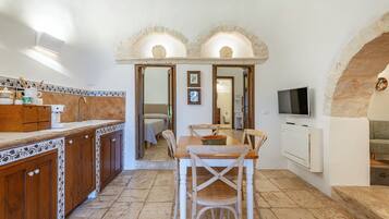 Appartamento familiare | Area soggiorno | TV LED 32 pollici con canali digitali, Netflix, servizi in streaming