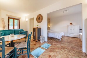 Deluxe Apartment | 2 bedrooms, memory foam beds, iron/ironing board, free WiFi